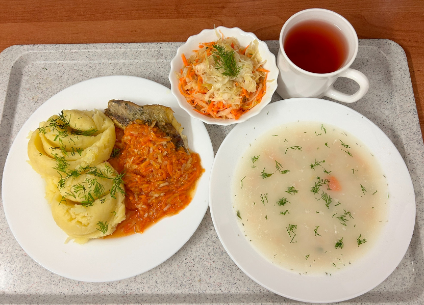Na zdjęciu: Kalafiorowa z ryżem,Ziemniaki z tłuszczem, Ryba pieczona (dorsz), Surówka z kapusty kiszonej z olejem, Bukiet jarzyn oprószany z olejem, Kompot owocowy